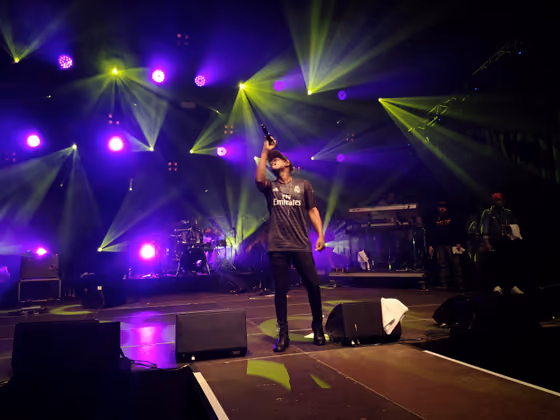 Der Headliner des Abends begann seinen Auftritt um Punkt Mitternacht. Busy Signal legte gleich in unnachahmlicher Manier mit druckvollem Dancehall los.