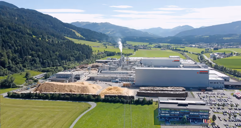 Im Stammwerk St. Johann in Tirol begann 1961 die Erfolgsgeschichte der EGGER Gruppe. Das Tiroler Familienunternehmen mit rund 12.000 Mitarbeiterinnen und Mitarbeitern weltweit zählt zu den führenden Holzwerkstoffherstellern. 
