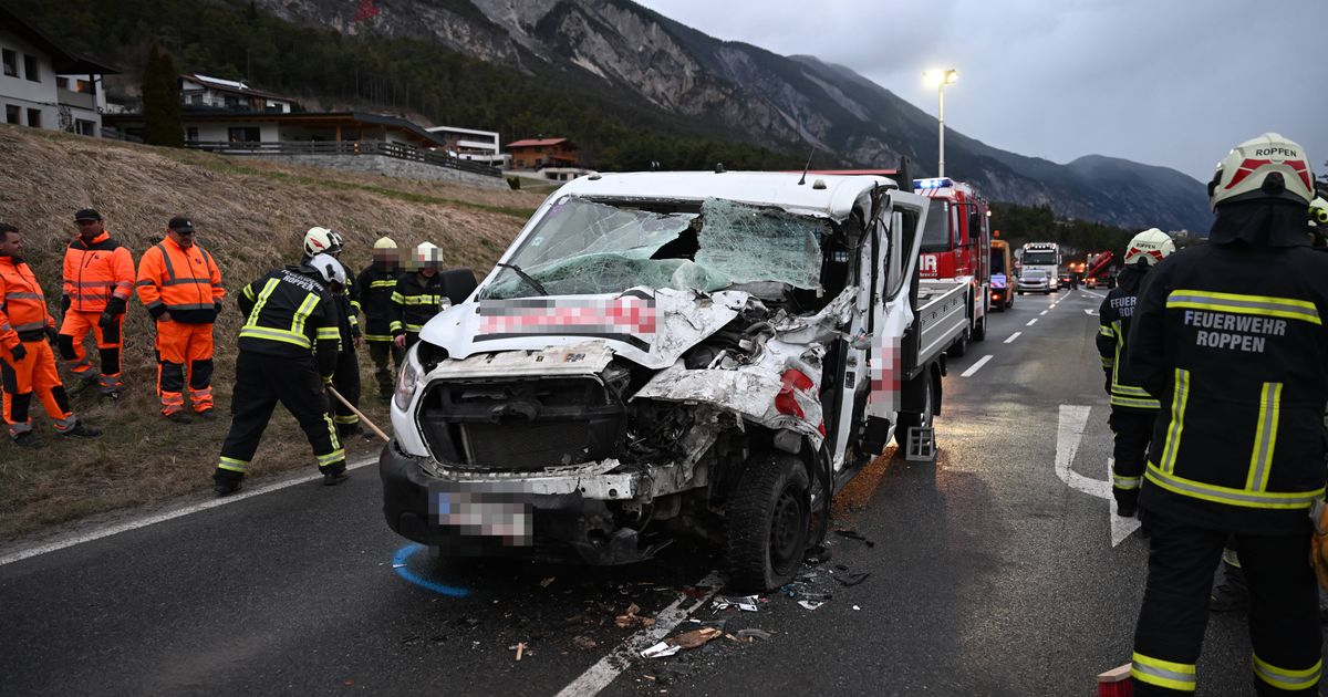 Unfall-auf-der-Tiroler-Stra-e-in-Roppen-Zwei-Verletzte-ins-Krankenhaus-gebracht