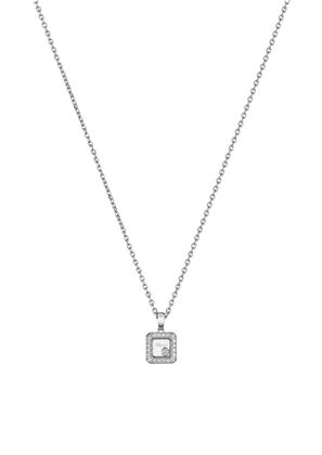 Wer seine Partnerin zu Weihnachten besonders edel beschenken will, wird bei Juwelier Armbruster in Seefeld fündig. Dieser edle Ring und die passende Kette stammen von Chopard – „Kollektion Happy Diamonds Icons Square“.