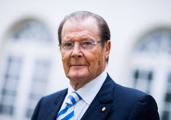 23. Mai: Roger Moore (✝ 89) | Mit seinem karikierenden, charmanten Stil prägte er die Film-Reihe um den Geheimagenten James Bond maßgeblich. Der Brite spielte die Bond-Figur in sieben Filmen von 1973 bis 1985. Er starb an den Folgen einer Krebserkrankung.