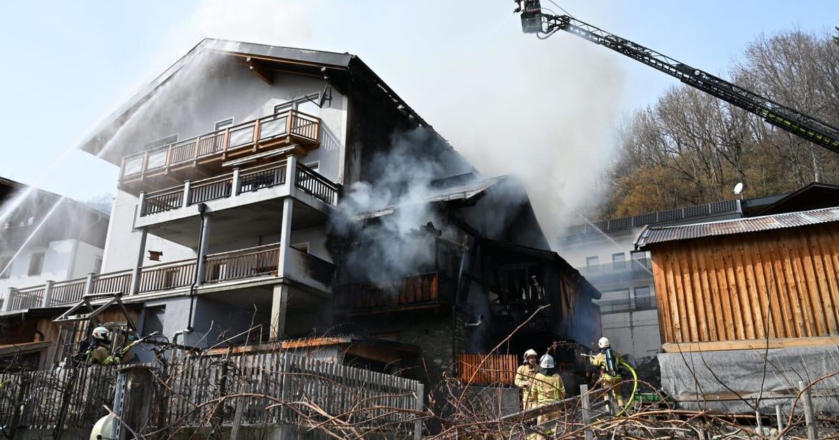 Wirtschaftsgeb-ude-in-Pians-in-Brand-Feuerwehr-im-L-scheinsatz