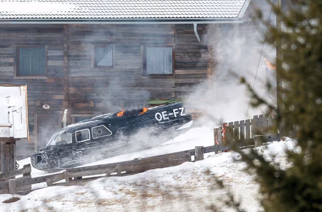 "And...Action": Offensichtlich legt 007 eine Bruchlandung hin.