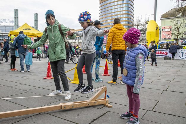 Die Läuferinnen Gaia (graue Jacke) und Lara nutzen das Rahmenprogramm am Sillparkgelände.
