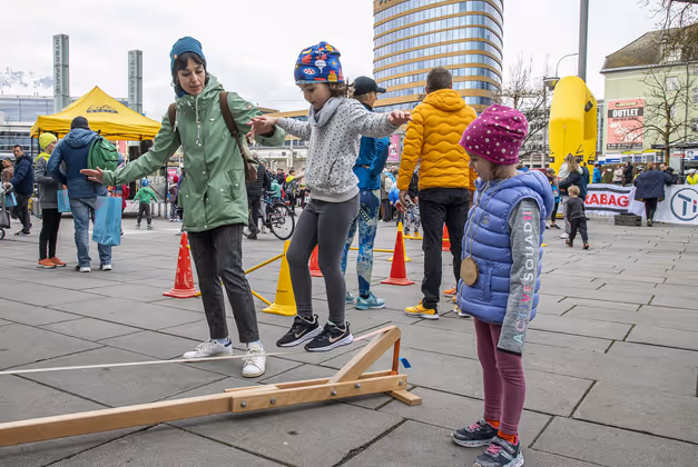 Die Läuferinnen Gaia (graue Jacke) und Lara nutzen das Rahmenprogramm am Sillparkgelände.