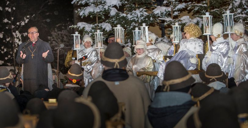 Der neue Innsbrucker Bischof Hermann Glettler begrüßte das Christkind.