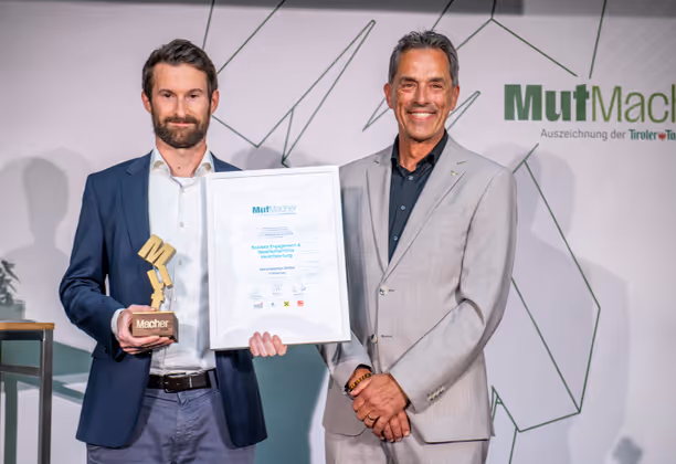 Christian Margreiter (Naturabiomat GmbH, l.) erhielt den Jurypreis in der Kategorie „Soziales Engagement & Gesellschaftliche Verantwortung“ aus den Händen von Walter Peer, Landesdirektor Wiener Städtische Versicherung.