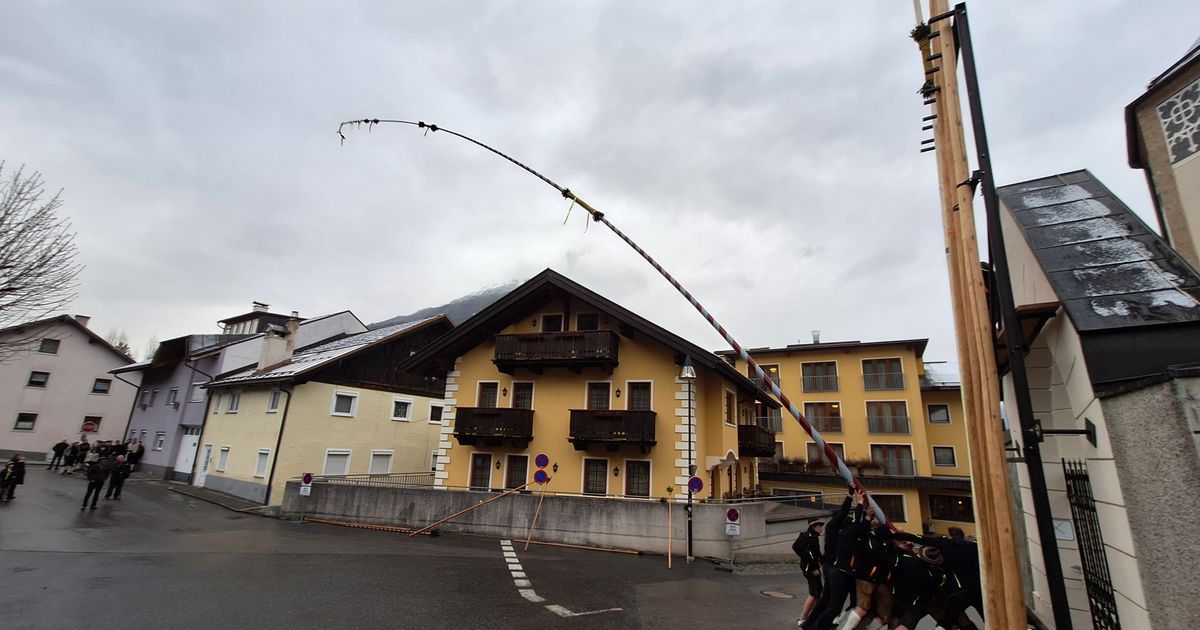 Der-Wettkampf-der-Imster-Mega-Palmlatten-Eine-blieb-beim-Kamin-h-ngen