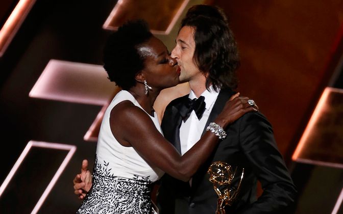 Ein Kuss für Laudator Andrien Brody von Viola Davis, die als erste Schwarze den Emmy als Beste Drama-Hauptdarstellerin erhielt.