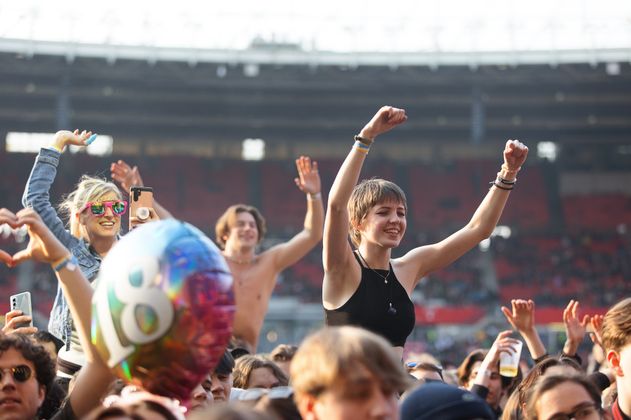 Die Fans genießen die Musik im ausverkauften Ernst-Happel-Stadion.