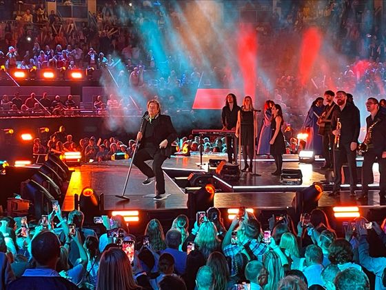 6000 Fans singen mit ihm „Hello Again“.