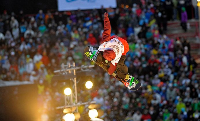 Die Snowboarder springen im Jänner am Bergisel.