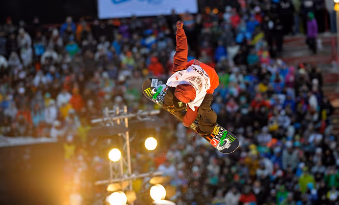 Die Snowboarder springen im Jänner am Bergisel.