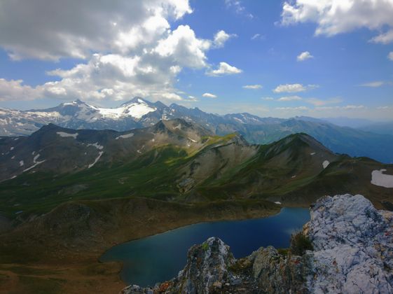 Junssee in den Tuxer Alpen. Im Hintergrund der mächtige Olperer.