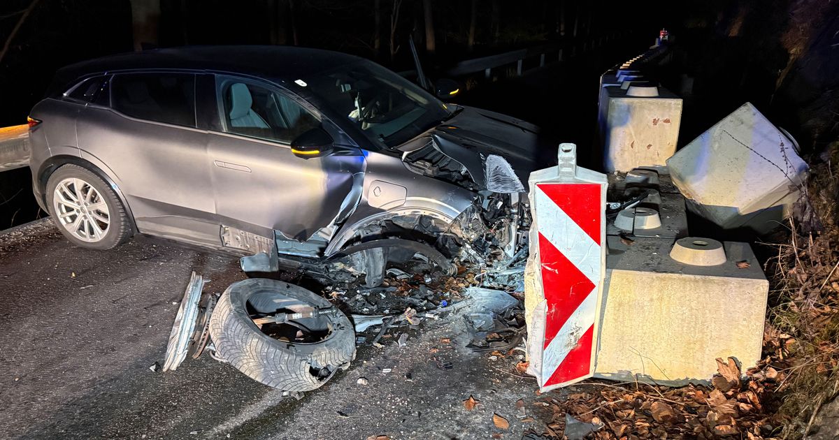 Sekundenschlaf-Auto-krachte-in-Gallzein-gegen-Betonpfeiler