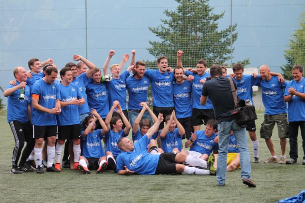 Bezirksliga Ost: Eine Siegesserie war der Schlüssel zum Erfolg für Sistrans-Trainer Florian Riedmann. Sieben Spiele vor Saisonende war man noch neun Punkte hinter Platz eins gelegen. Starke Leistung.