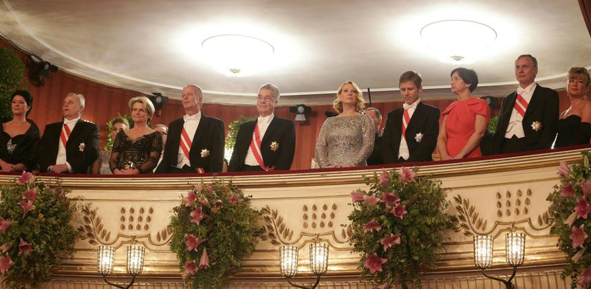Karin Risser, Rudolf Hundstorfer (SPÖ), Anna Maria Mitterlehner, Reinhold Mitterlehner (ÖVP), Bundespräsident Heinz Fischer, Nationalratspräsidentin Doris Bures (SPÖ), Kanzleramtsminister Josef Ostermayer (SPÖ), seine Gattin Manuela, BM Alois Stöger und Gattin Karin (v.l.)