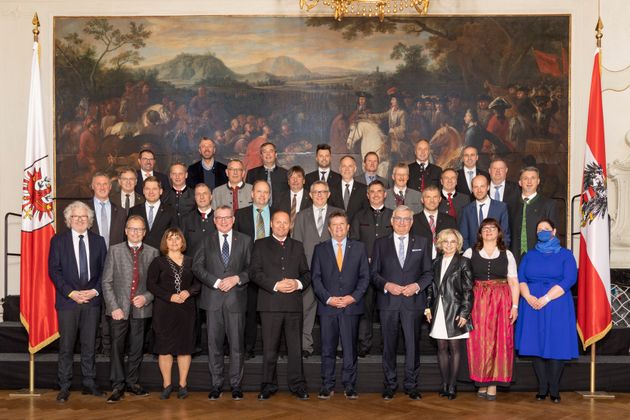Die angelobten BürgermeisterInnen des Bezirks Lienz gemeinsam mit LHStv Josef Geisler, LR Johannes Tratter, Alfred Riedl, Ernst Schöpf und BH Olga Reisner.