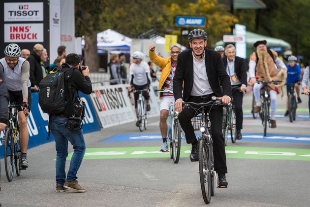 Bei der Rad-Parade stieg auch Innsbrucks Bürgermeister Georg Willi auf.