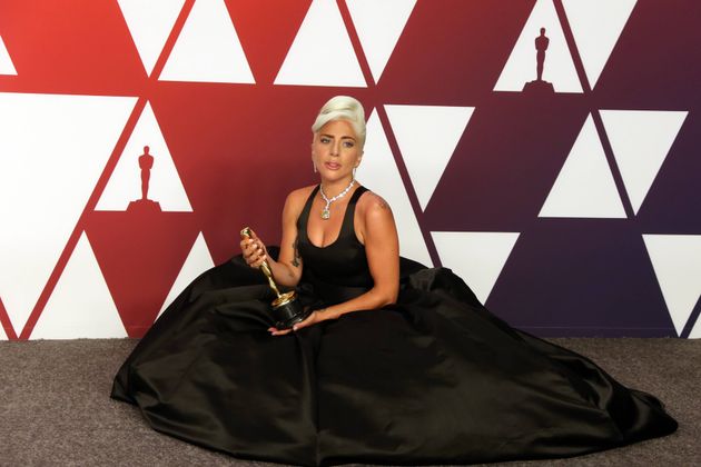 Vielleicht hatte sich jemand von ihr einen Skandal erhofft. Lady Gaga trug immerhin schon mal ein Kleid aus Fleisch. Doch was macht sie? Kommt in einer schlichten, hocheleganten schwarzen Bustierrobe mit Schleppe von Alexander McQueen – und am Hals funkelt ein 128-karätiger Tiffany-Diamant.