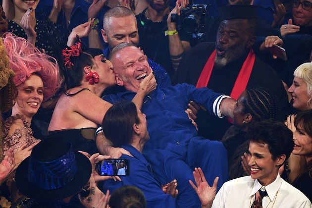 Die spanische Schauspielerin Rossy de Palma (l.) verabschiedete Gaultier mit einem Kuss.