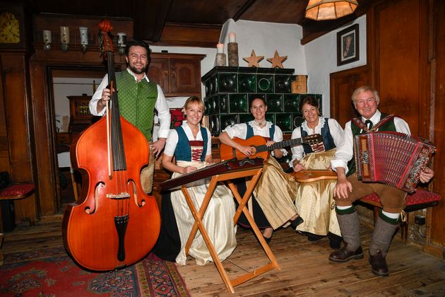 Balthasar Hauser mit Frau Magdalena mit Kindern Johannes, Maria und Elisabeth - die Besitzerfamilie musiziert via Videoschalte für ihre Gäste ihre berühmte Stubenmusi.