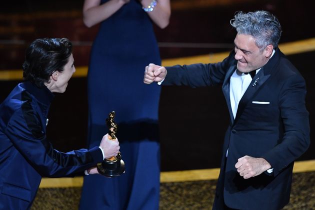 Timothee Chalamet freute sich mit Taika Waititi, der für "Jojo Rabbit" den Oscar für das adaptiertes Drehbuch bekam.