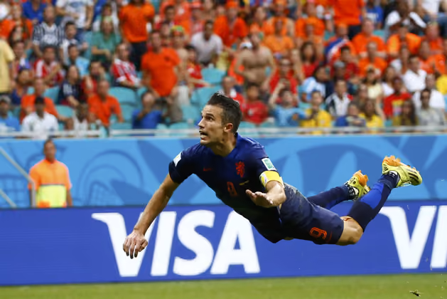Der Anfang vom spanischen Ende: Robin van Persie erzielte für die Holländer im ersten Grupenspiel gegen die Spanier per Flugkopfball einen sehenswerten Treffer. Die Niederlande gewann 5:1, der Titelverteidiger war schwer geschlagen.