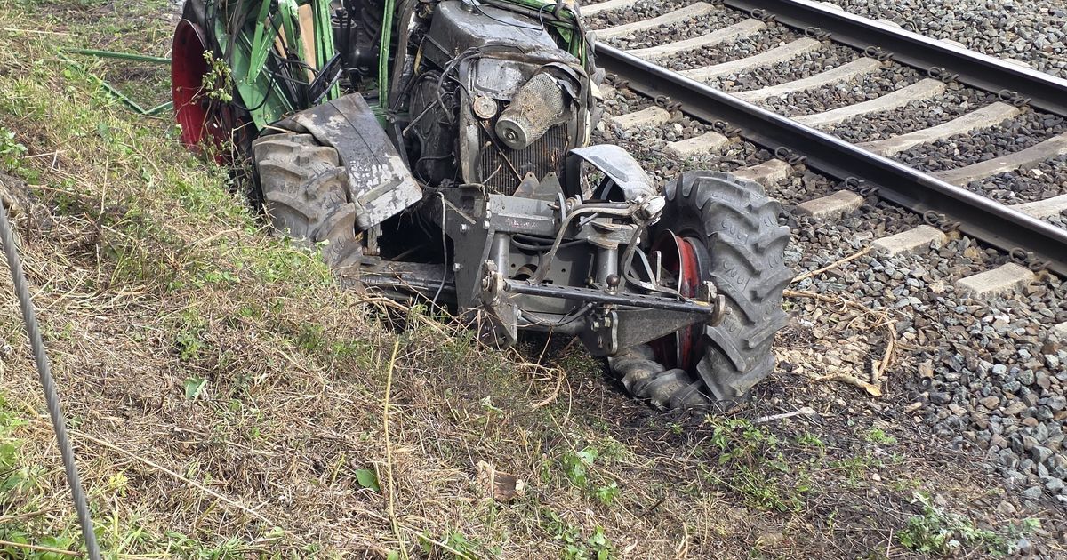 Von-Zug-gestreift-Abgest-rzter-Traktor-blieb-im-Gleisbett-liegen-eine-Person-schwer-verletzt