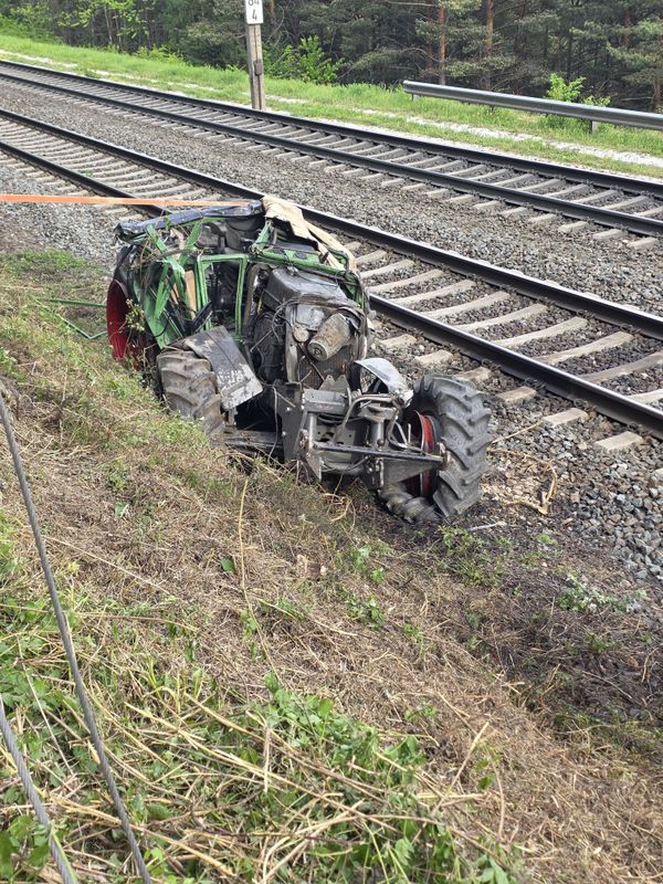 Schwerer Unfall in Patsch: Bauer aus Traktor geschleudert, Zug kollidierte mit Wrack