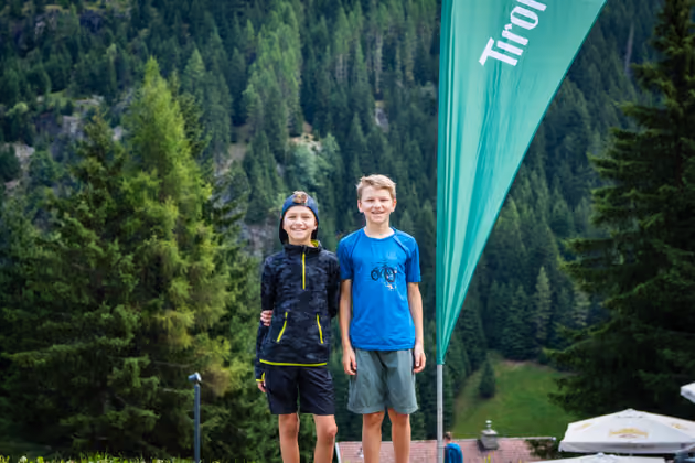 Lukas und Jakob bevor sie der Steinbockfamilie hautnah begegneten.
