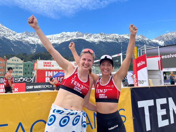 Der Jubel nach zwei 2:0-Siegen: Michaela Handler-Hollaus (r.) und Katharina Holzer stehen beim Beachevent in Innsbruck im Viertelfinale.