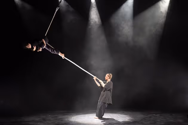 Art for Rainy Days: In dieser Performance ringen die Künstlerinnen um Zeit – für sich, füreinander und für das gegenseitige Vertrauen unter extremen Bedingungen