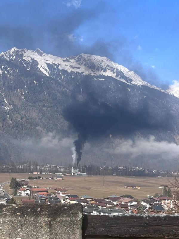 Plötzlich wurde es dunkel: Rußwolke zog über Längenfeld und den ganzen Talkessel