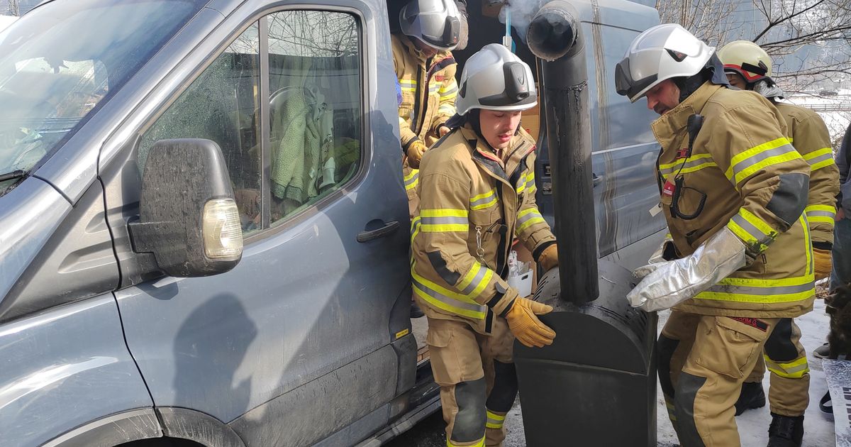 Holzofen-im-Campingbus-Britischer-Urlauber-in-Schwendau-wollte-es-warm-haben