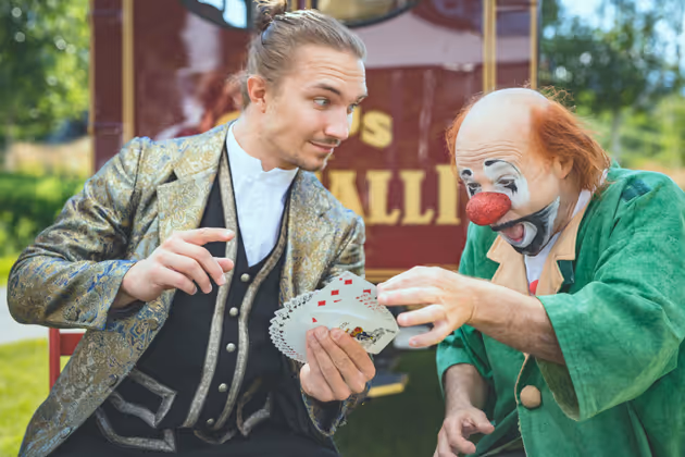 Clown Anatoli Akerman mit Artist Lukas Brandl.