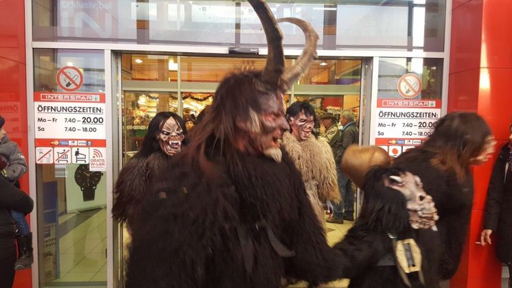 Krampusse beim Interspar in Nußdorf-Debant.