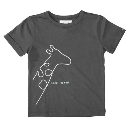 Vielleicht würden sogar Giraffen ihren Hals nach diesem Shirt recken? Das Kinder-Oberteil von Staccato, zu kaufen bei Feucht, ist aus 100 Prozent Baumwolle. 