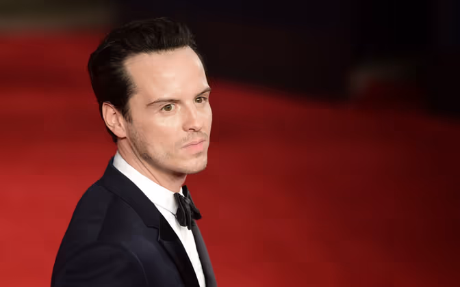 Was er sich gedacht habe, als der Anruf seines Agenten kam, ob er im Bond-Film mitspielen wolle, wurde Andrew Scott am roten Teppich gefragt. "Besser als auf der Couch zu sitzen und Sandwiches zu essen", war die Antwort von "C".