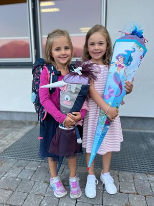 Amelie und Amalia am ersten Schultag in Hart im Zillertal