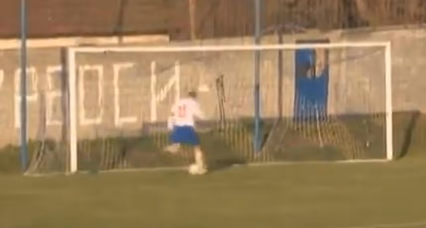 Der Fehlschuss des Jahres: Kicker schaufelt Ball übers leere Tore