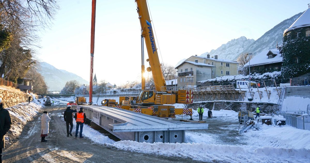 Mit-300-Tonnen-Kran-eingehoben-Neuer-Iselsteg-soll-halten-was-er-verspricht