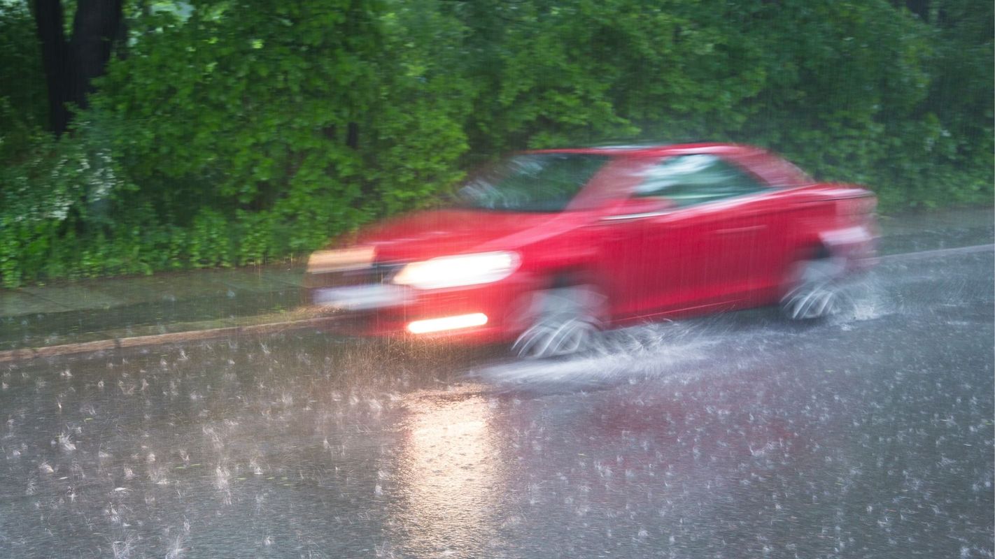 Gefahr durch Starkregen: Was man bei Aquaplaning auf keinen 