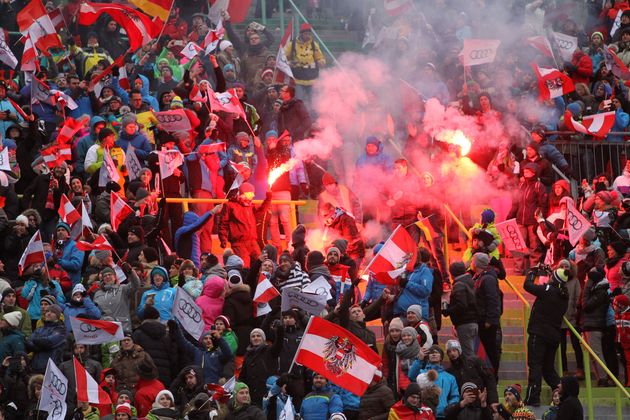 Beim Sprung von ÖSV-Star Stefan Kraft leuchteten im Bergiselstadion bengalische Feuer.