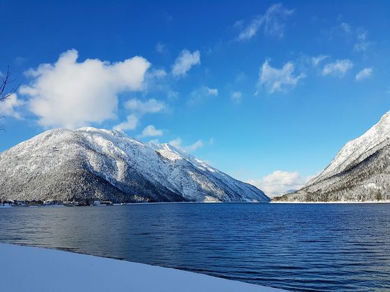Der Achensee glitzert bei klirrender Kälte.