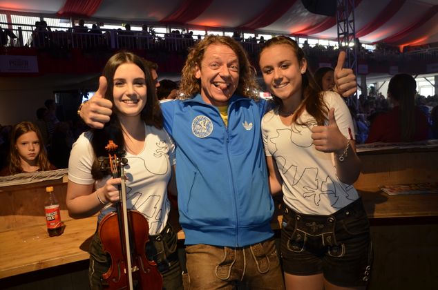 Nora Baumann und Hanna Maizner (l.) von Harfonie mit dem Frontmann der Troglauer Buam Tomml beim Oktoberfest.