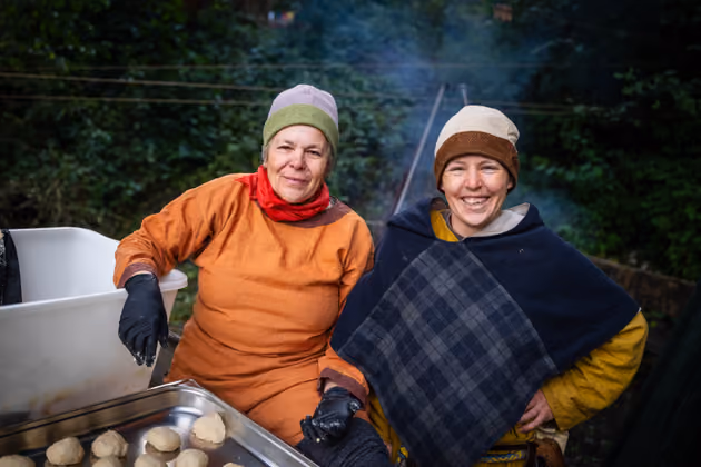 Lucia und Viktoria aus dem Pitztal beim Kiachl machen.