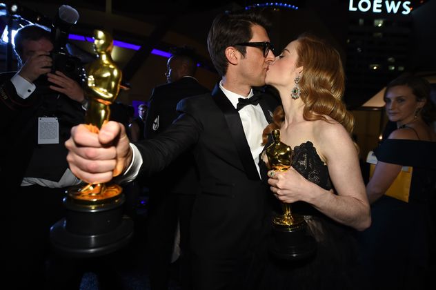 Regisseur Guy Nattiv und seine Ehefrau, die Schauspielerin Jaime Ray Newman, feierten den Oscar-Gewinn ihres Kurzfilms "Skin" mit einem Kuss.