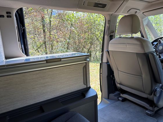 Kombi: Auf einer Seite ist der Eingang durch den Küchenblock schmäler.