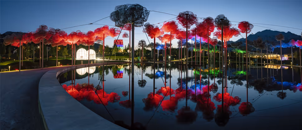 Die Swarovski Kristallwelten in Wattens erstrahlen bereits im Glanz der Rad-Weltmeisterschaft – am Montag (Junioren, U23) und Dienstag (Damen, Juniorinnen) starten von hier aus gleich vier Einzelzeitfahren.